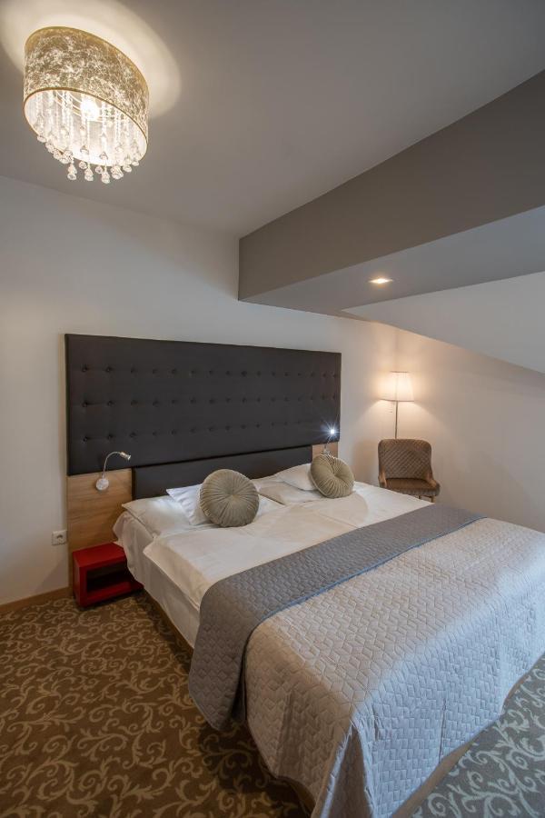 Atrium Rooms & Cafe 쇼프론 외부 사진