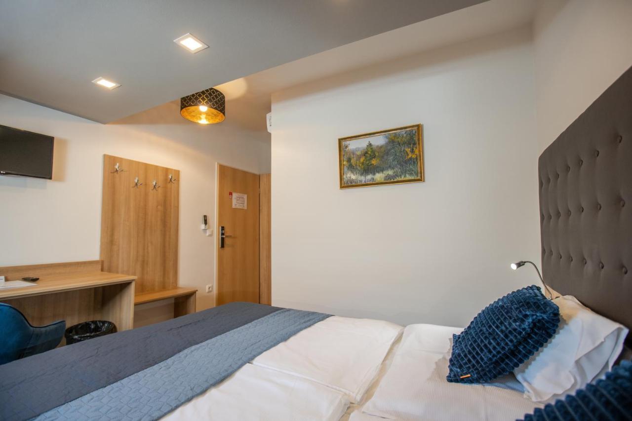 Atrium Rooms & Cafe 쇼프론 외부 사진